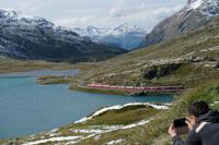 Blick ins Tal mit Zug