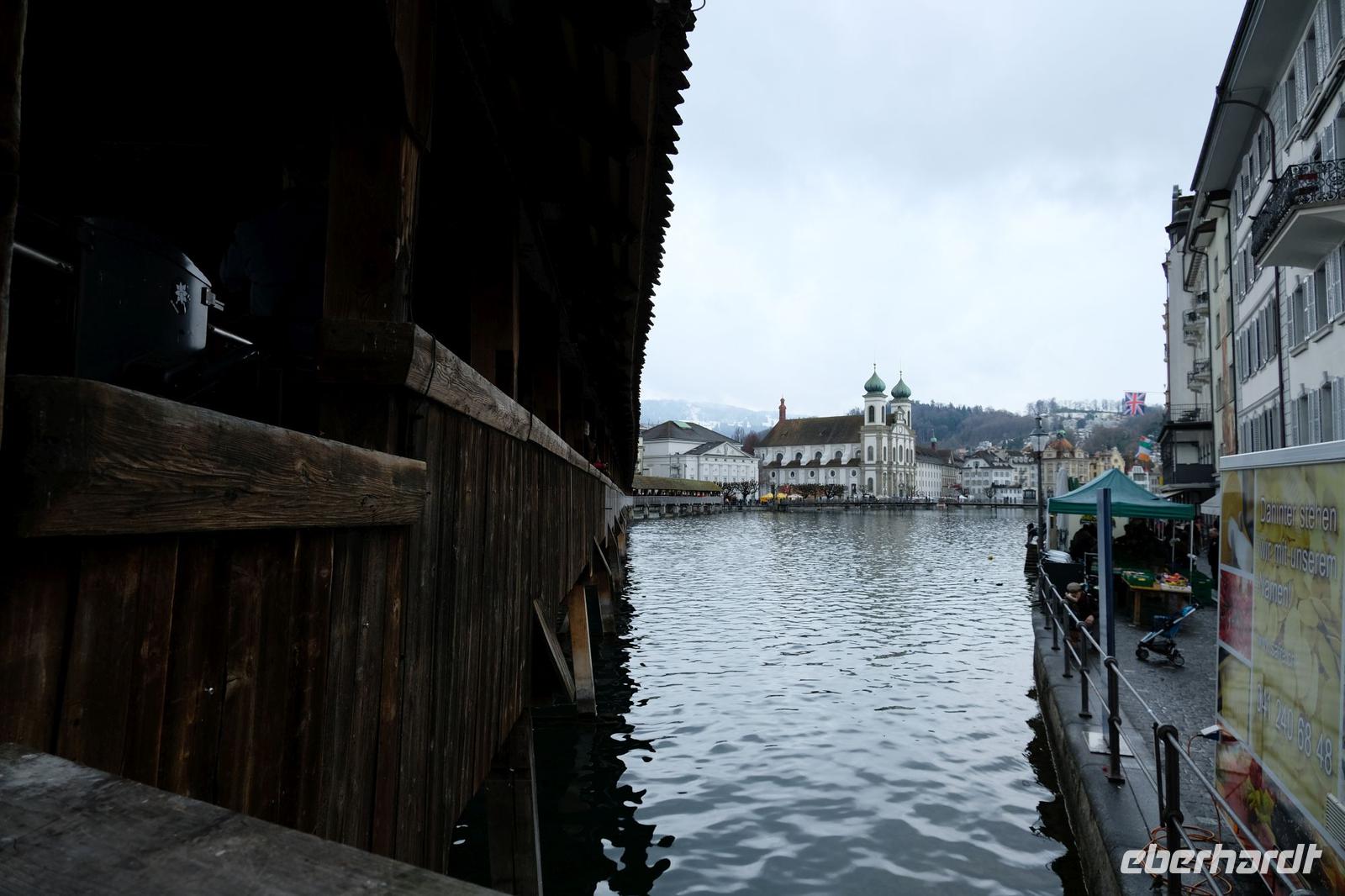 Blick an der Kapellbrücke vorbei zur Jesuitenkirche