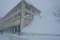 Hinter den Schneemassen verbigt sich eine Eingangstür zum Restaurant