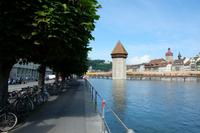 Blick zum Wasserturm, dahinter Schloß Gutsch