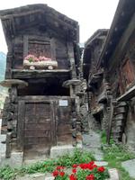 Zermatt - typische Walliser Holzhäuser im alten Ortsteil