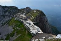 Blick vom Esel (2.118 m) hinunter zum Hotel Bellevue auf dem Pilatus Gipfelgrat