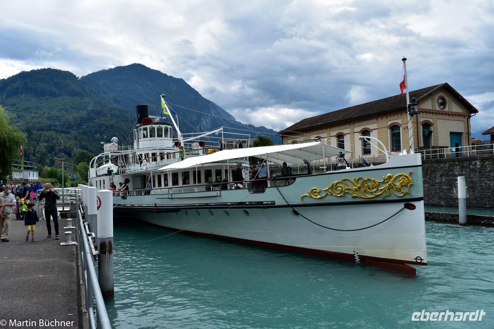 Von Thun mit dem historischen Schaufelraddampfer über den Thunersee nach Interlaken