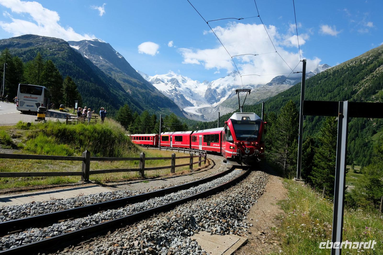 Der Berninaexpress, im Hintergrund der Morteratschgletscher