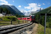 Der Berninaexpress, im Hintergrund der Morteratschgletscher