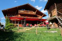 Alphornbläser vor dem Restaurant