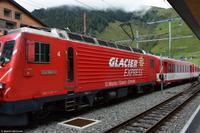 Der Glacier Express - Langsamster Schnellzug der Welt - in Andermatt am Bahnhof