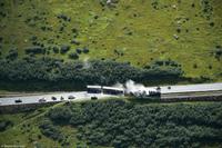 Furkastraße kreuzt Furka-Dampfeisenbahn (vom Furkapass gesehen)