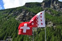 Flagge der Schweizer Eidgenossenschaft und des Kanton Wallis