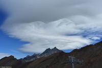 Starke Jetstreams (Winde) über den 4.000er Gipfeln formen die Wolken