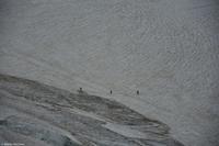 Größenvergleich - Wanderer auf dem Aletschgletscher 
