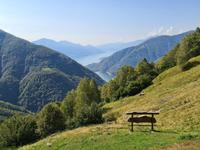 Ausblick vom Bergbauernhof Odro, unserem Tagesziel: vorne der Lago di Vogorno, an dem James Bonds 