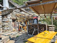 Mittendrin in Odro, einem der letzten echten Bergbauernhöfe im Tessin