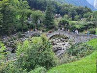 Die berühmte romanische Doppelbogenbrücke in Lavertezzo darf nicht fehlen ... 