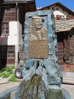 Zermatt - Gedenkbrunnen für Urlrich Inderbinen