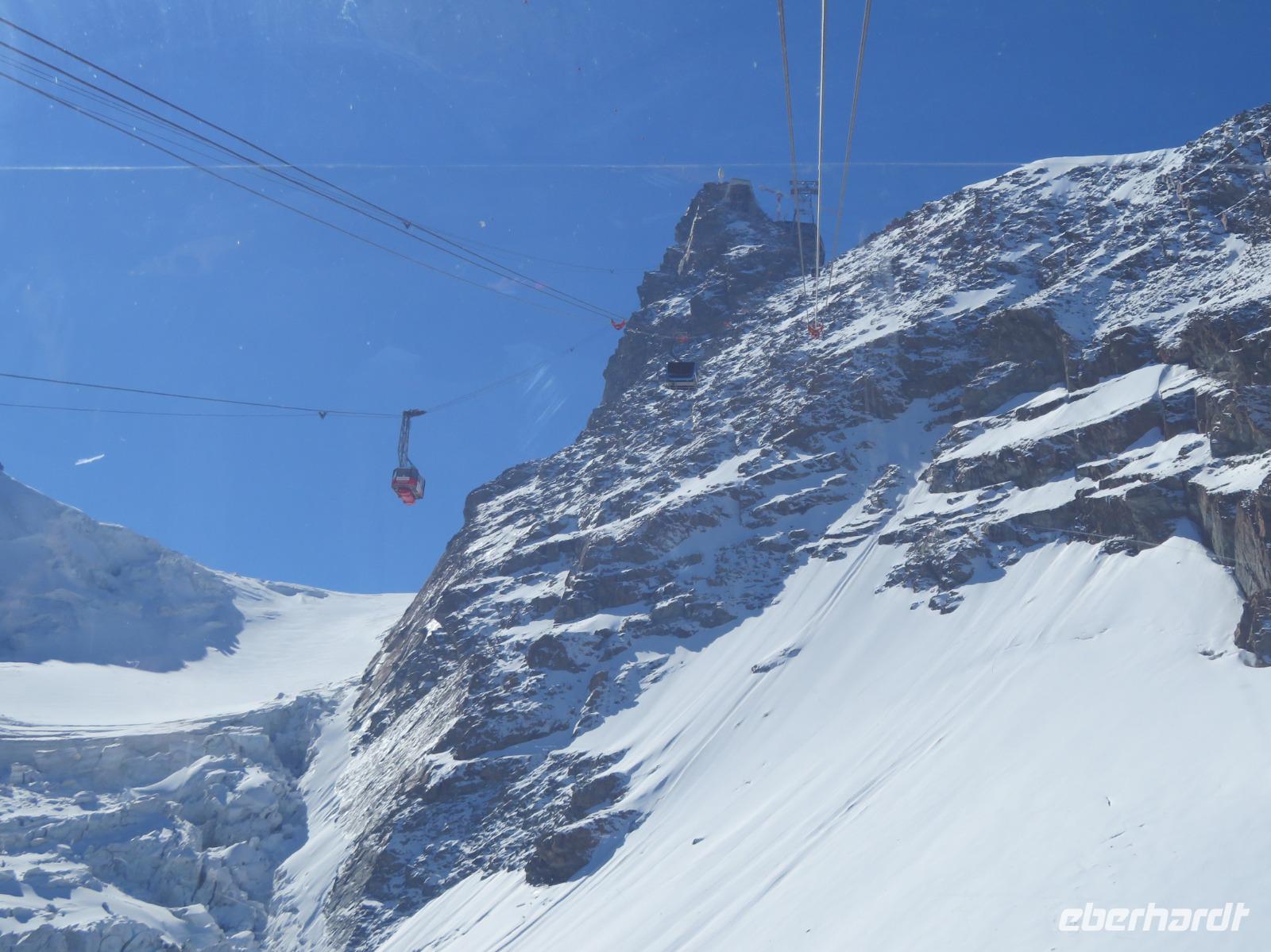 Zermatt - Fahrt auf das Kleine Matterhorn - die alte Kabinenbahn und die neue moderne Gondelbahn von Trockerner Steg auf das Kleine Matterhorn