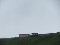 Blick zurück zum Gipfel des Brienzer Rothornes mit Bergrestaurant