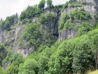 Blick zurück - durch diese Felswand fährt die Brienzer Rothornbahn