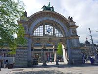 Luzern - kleiner Stadtrundgang - altes Bahnhofsportal vor dem Bahnhof