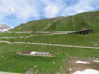 Fahrt mit der Furka-Dampfbahn - Blick zur Furkapass-Straße