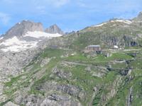 Fahrt mit der Furka-Dampfbahn - Blick zum ehemaligen Hotel Bellvue auf der Furkapass-Straße