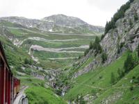 Fahrt mit der Furka-Dampfbahn - Blick zur Grimselpass-Straße