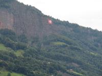 Fahrt mit dem Schiff nach von Luzern nach Vitznau - Schweizer Fahne an der Felswand über Vitznau