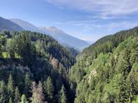 Blick von der Goms-Hängebrücke ins Rhonetal 