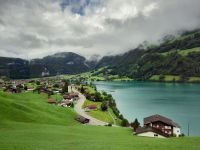 Fahrt mit dem Luzern-Interlaken Express - Lungernsee