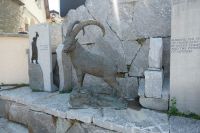 Steinbock hinter dem Murmeltierbrunnen