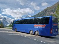 Unser Reisebus vor dem Gletscher