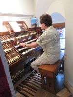 025 Schloss Tarasp - Herr Garbosnik darf die über 100 Jahe alte Jemlichorgel spielen