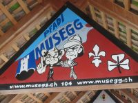 215 Stadtrundgang in  Luzern - Kapellbrücke - die wertvollen Giebelbilder sínd mit Fasnachts-Bildern verhangen