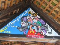 217 Stadtrundgang in  Luzern - Kapellbrücke - die wertvollen Giebelbilder sind mit Fasnachts-Bildern verhangen