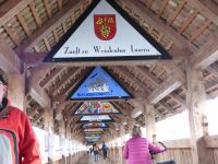 219 Stadtrundgang in  Luzern - Kapellbrücke - die wertvollen Giebelbilder sínd mit Fasnachts-Bildern verhangen