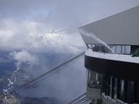 253 Ausflug zum Pilatus - der Schnee auf der Aussichtsplattform wird entsorgt