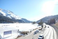 Blick auf den zugefrorenen See
