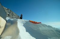 Ein Gleitschirmflieger