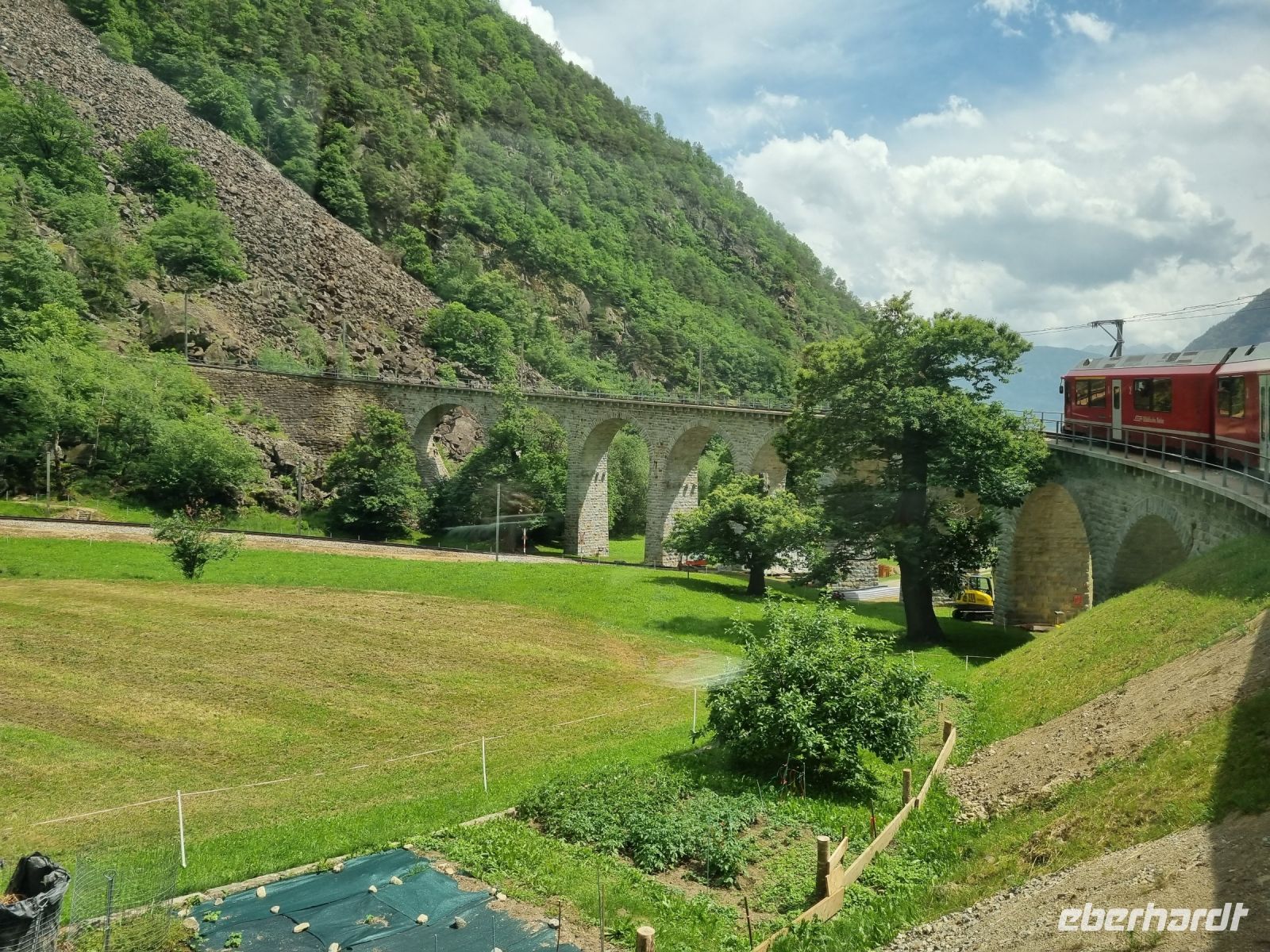 Fahrt mit dem Bernina-Express... (Kreisviadukt von Brusio) 
