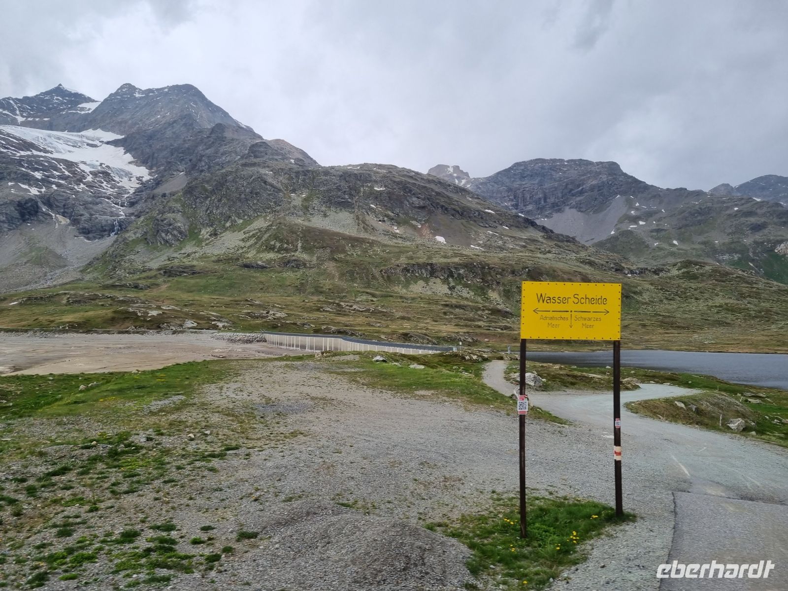 Fahrt mit dem Bernina-Express... (Wasserscheide auf dem Bernina-Pass)