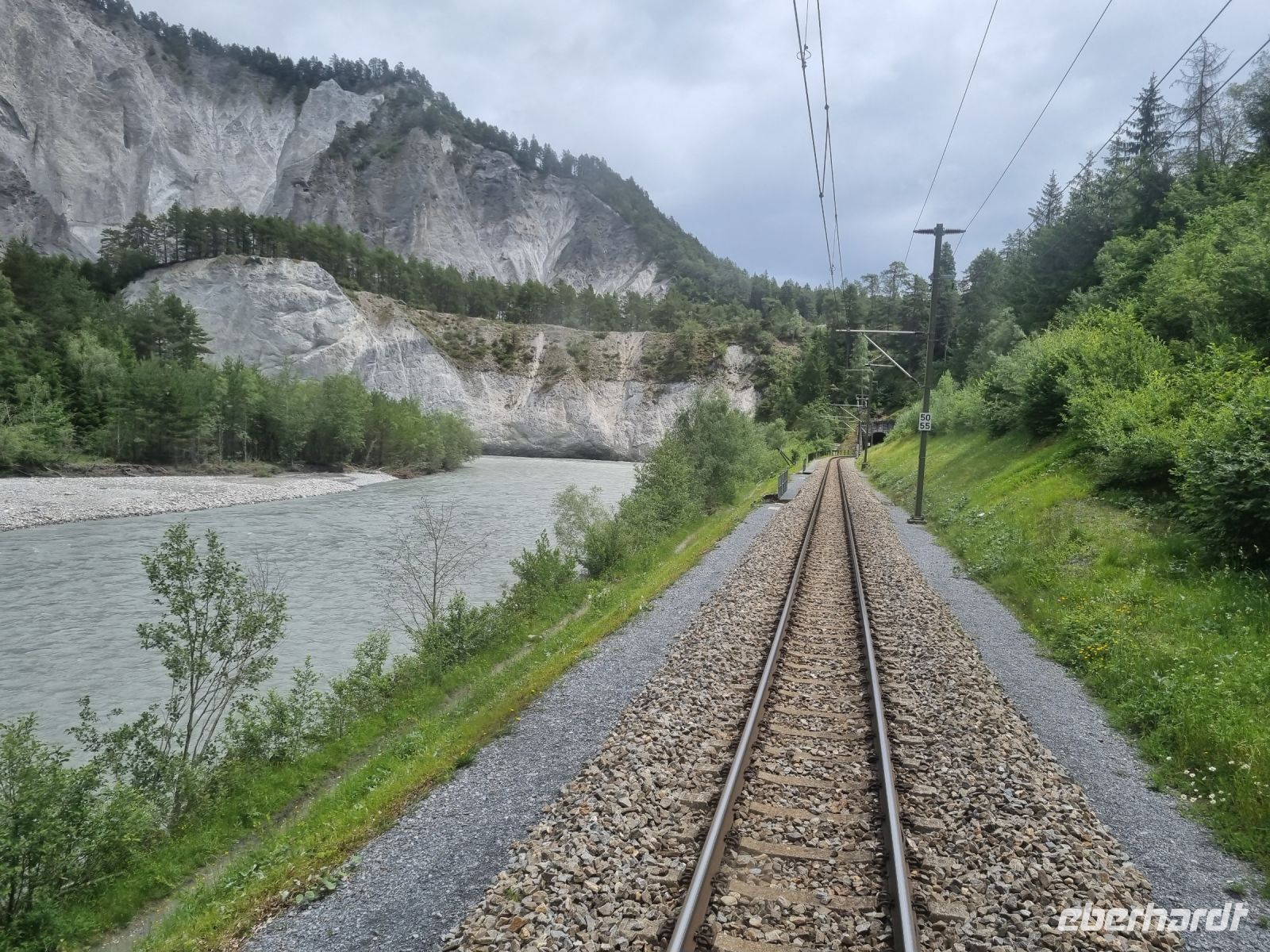 Fahrt mit dem Glacier-Express... (Tal des Vorderrheins - Rheinschlucht)