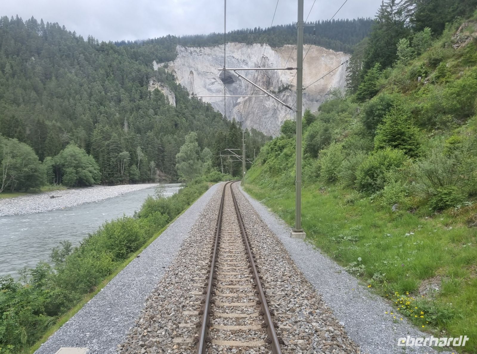 Fahrt mit dem Glacier-Express... (Tal des Vorderrheins - Rheinschlucht)