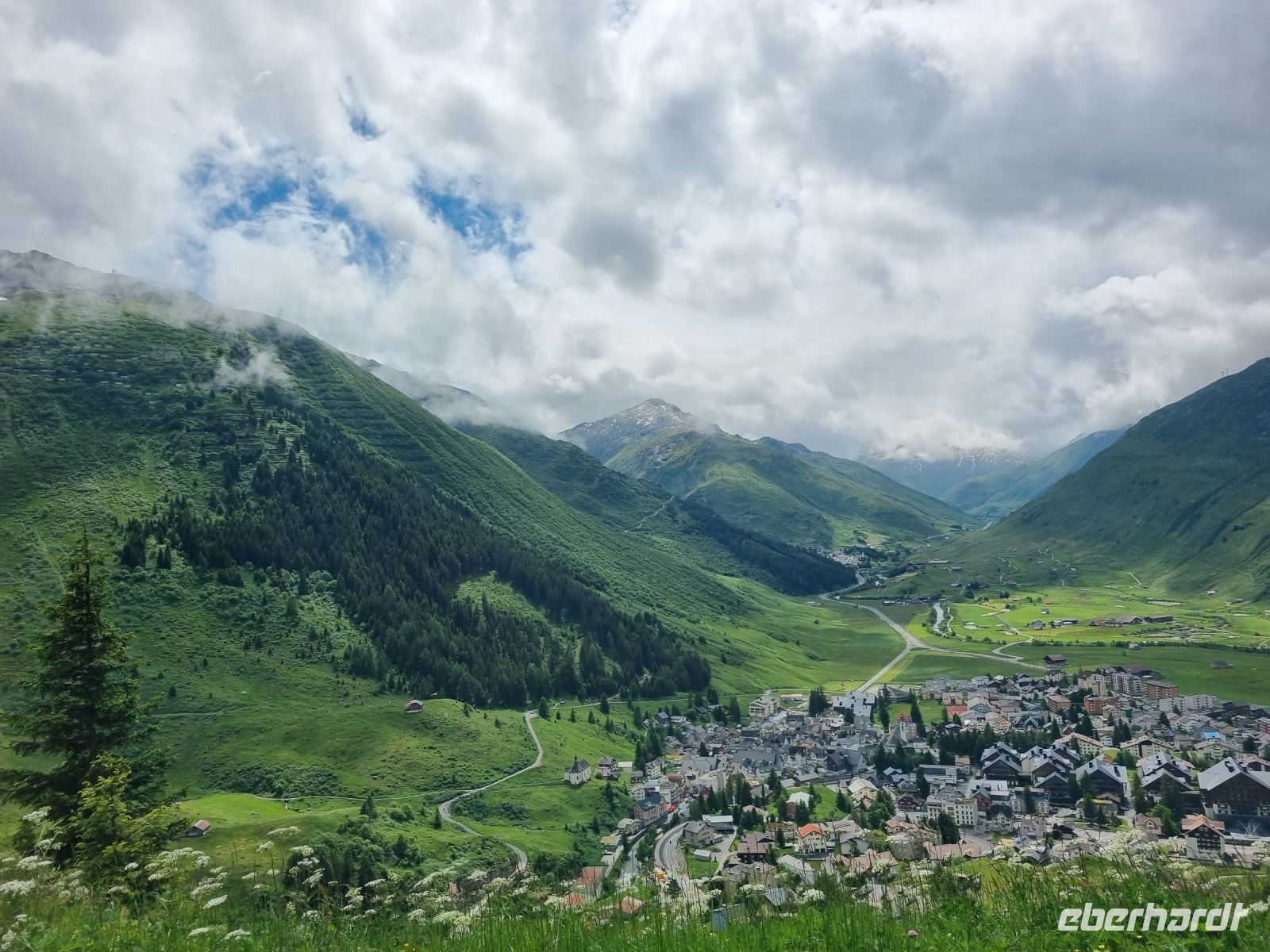 Fahrt mit dem Glacier-Express... (Blick auf Andermatt)