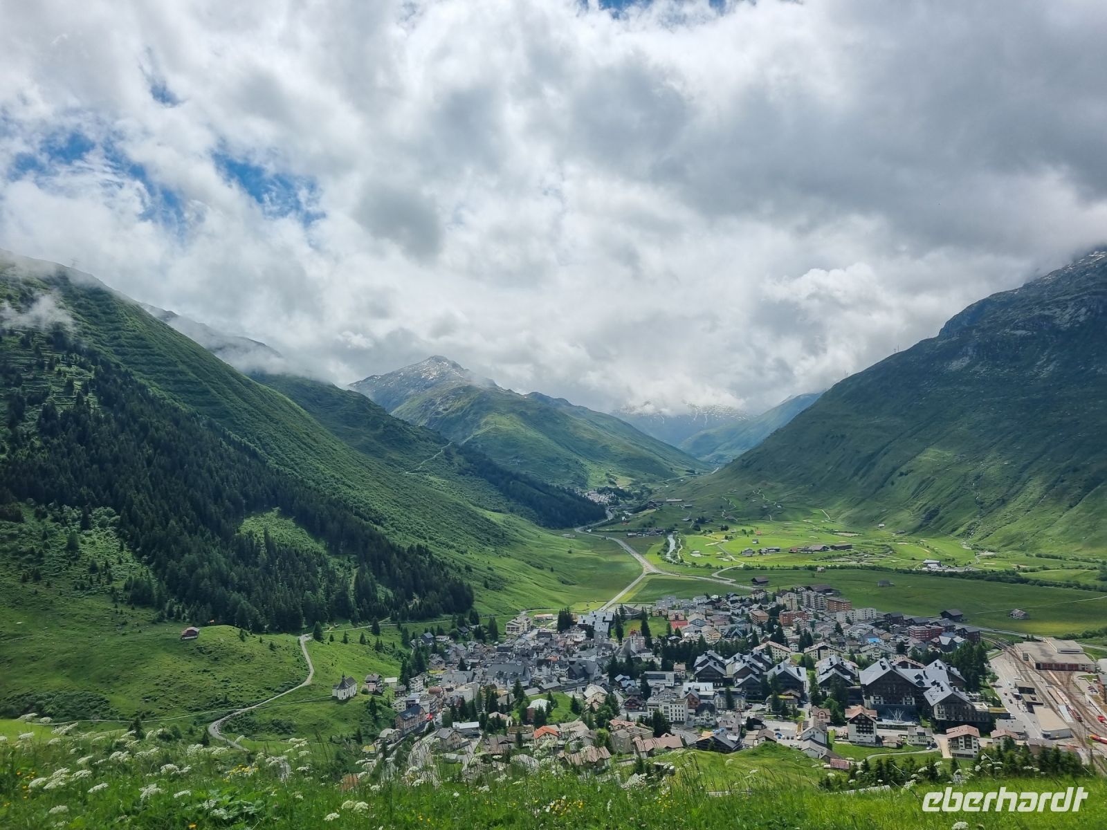 Fahrt mit dem Glacier-Express... (Blick auf Andermatt)