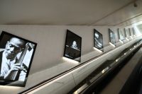 Bildergalerie an der Rolltreppe