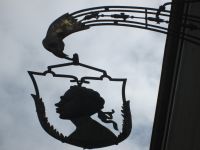 Lausanne: Handwerker-Symbole an den Hausfassaden