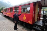 Der Schaffner zeigt uns unseren reservierten Wagen