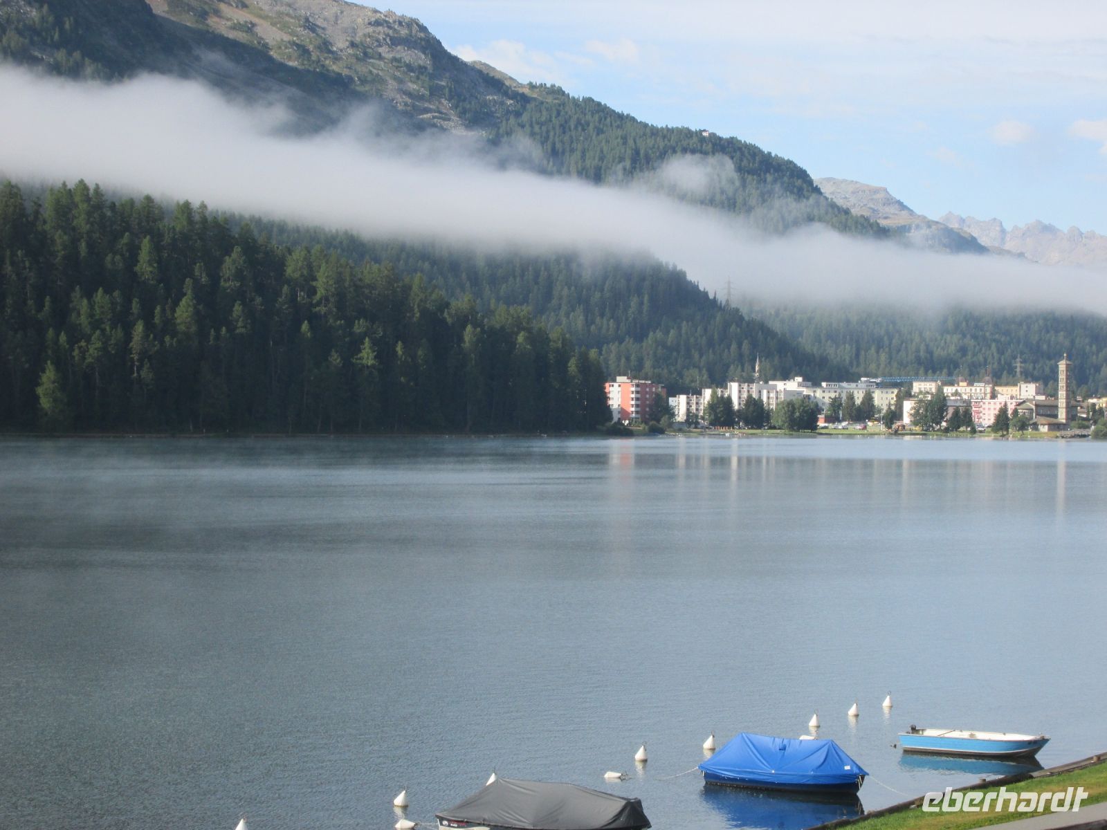 auf dem Spaziergang vom Hotel zum Bahnhof St. Moritz am Vormittag