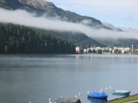 auf dem Spaziergang vom Hotel zum Bahnhof St. Moritz am Vormittag