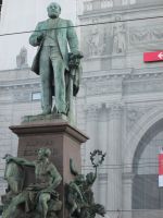 Alfred Escher vor dem Hauptbahnhof Zürich